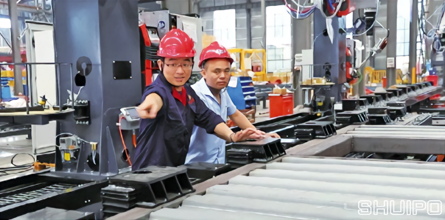 工程師在進(jìn)行生產(chǎn)線的自動(dòng)化調(diào)試